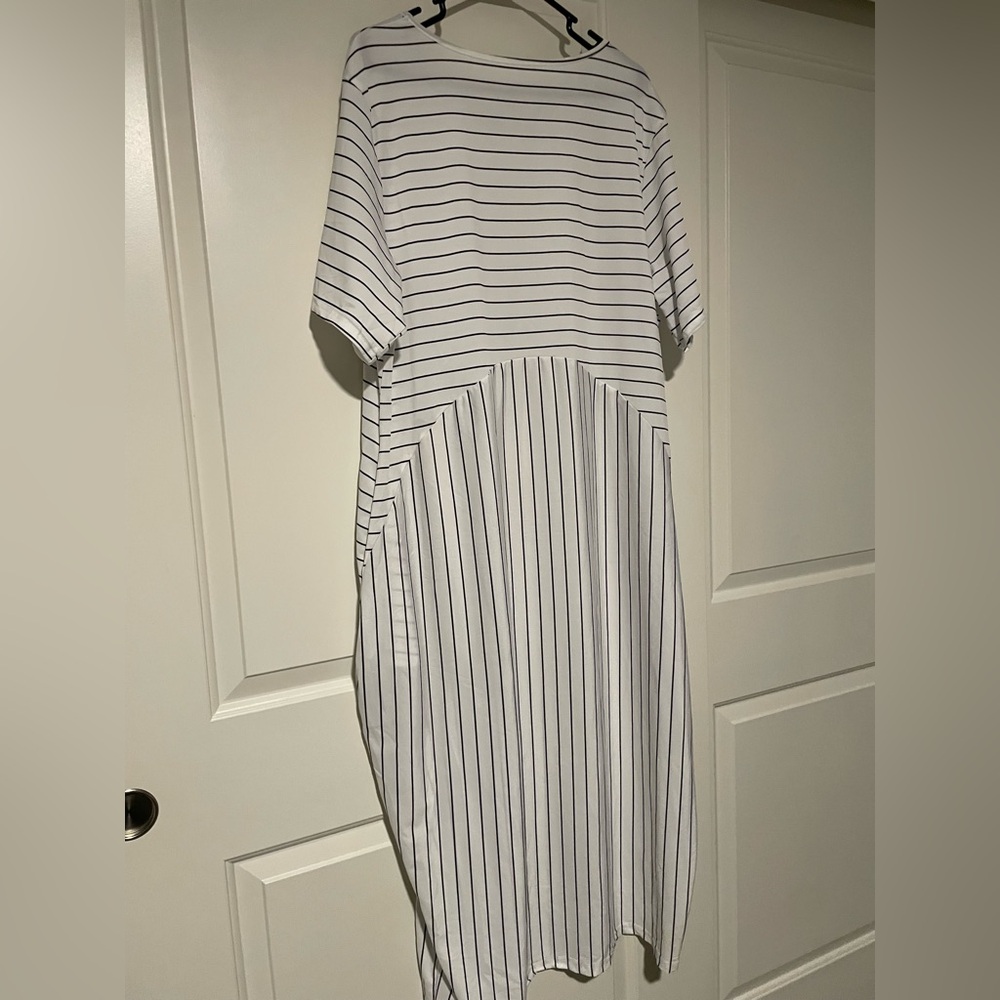 🤍🖤Stylish striped white and black dress 🤍🖤 - Picture 6 of 9